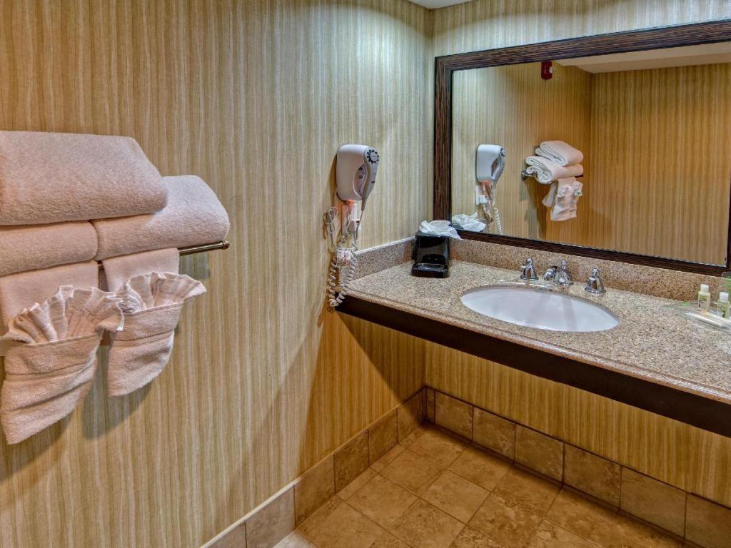 Clarion Hotel & Suites Conference Center Memphis Airport Buitenkant foto