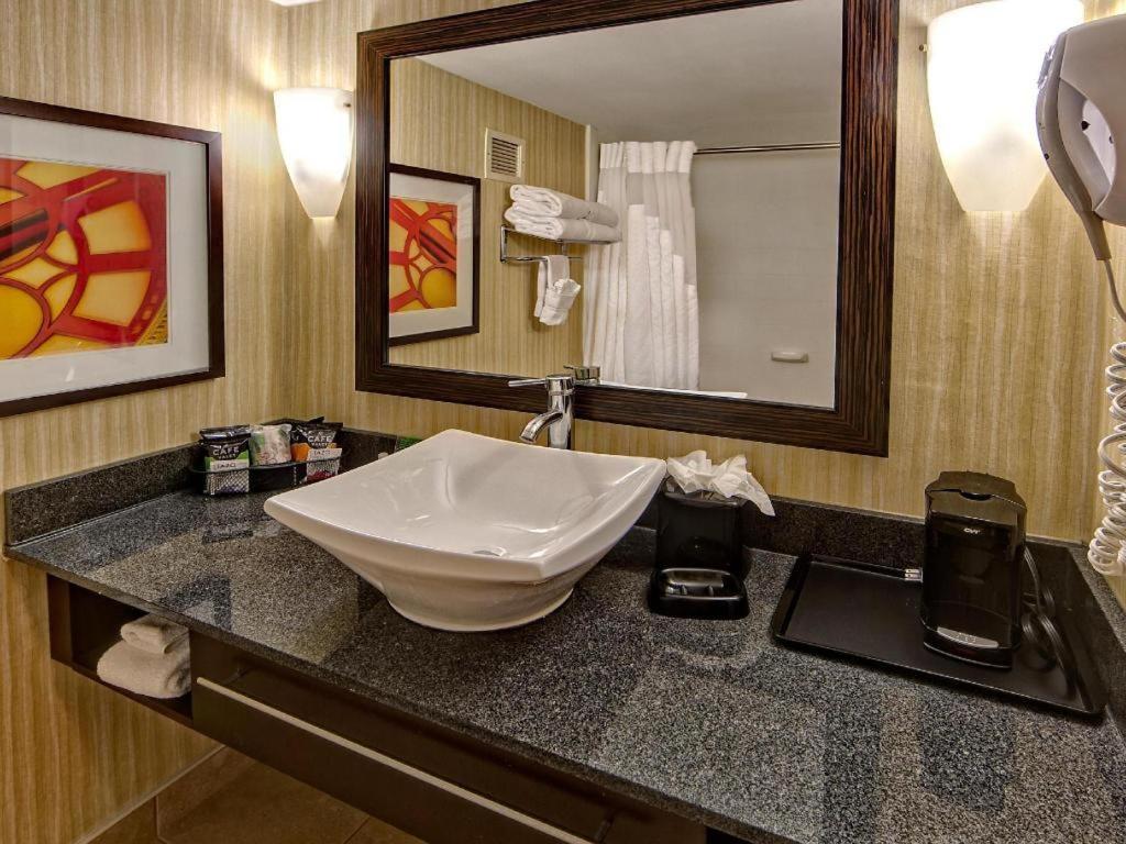 Clarion Hotel & Suites Conference Center Memphis Airport Buitenkant foto