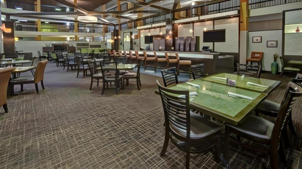 Clarion Hotel & Suites Conference Center Memphis Airport Buitenkant foto