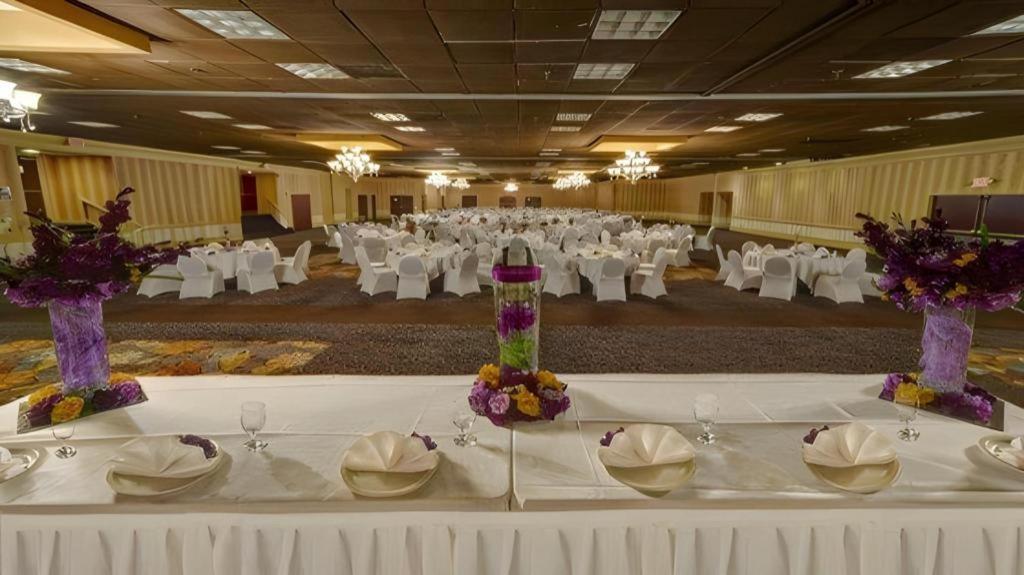 Clarion Hotel & Suites Conference Center Memphis Airport Buitenkant foto